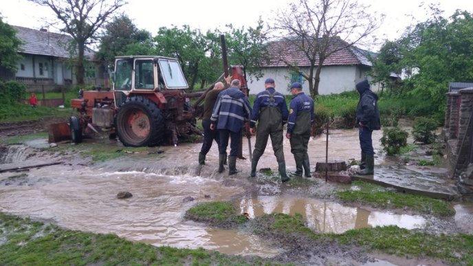 Рятувальники розповіли про наслідки негоди, яка вирує на Закарпатті – 05