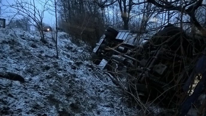 На Рахівщині автобус "Ясіня – Ужгород" із пасажирами зірвався з 15-метрового урвища – 01 На Рахівщині автобус "Ясіня – Ужгород" із пасажирами зірвався з 15-метрового урвища – 01