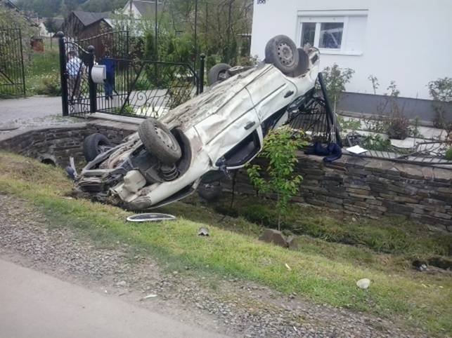 19-річний водій на "Форді" злетів у кювет: юнак перебуває в реанімації у важкому стані – 03