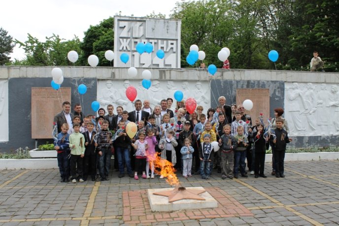 Мукачівські діти покладали квіти до вічного вогню (ФОТОРЕПОРТАЖ) – 05