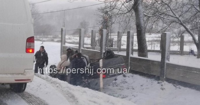 На Свалявщині машина перекинулась на дах – 02 На Свалявщині машина перекинулась на дах – 02