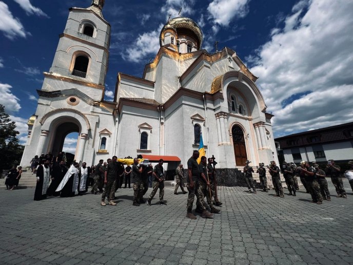 Мукачево попрощалося із загиблим на війні Героєм – 01 Мукачево попрощалося із загиблим на війні Героєм – 01