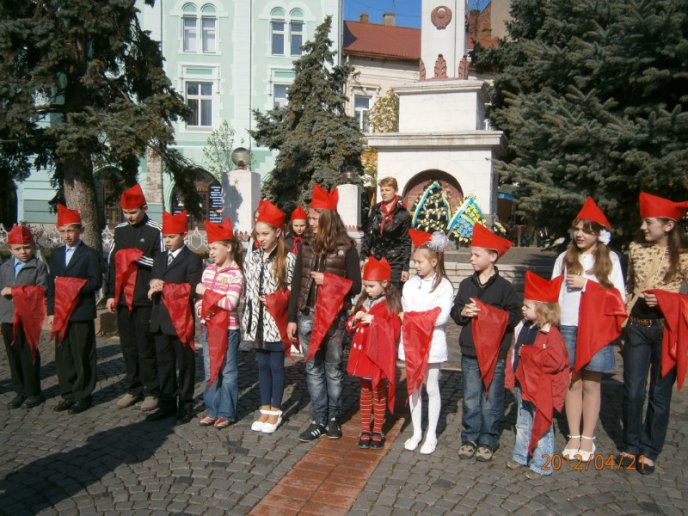 Мукачівських школярів прийняли в піонери (ФОТОРЕПОРТАЖ) – 09
