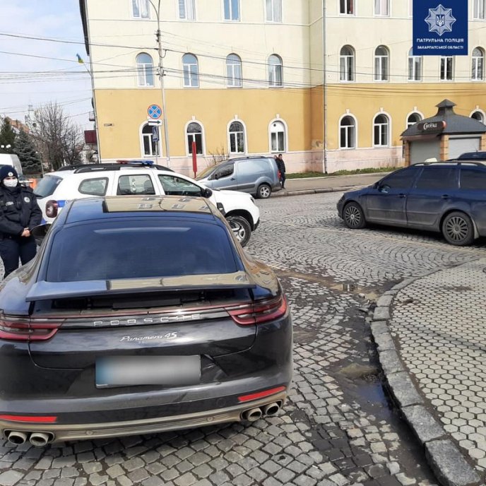 У Мукачеві патрульні притягнули до відповідальності водія Porsche – 01