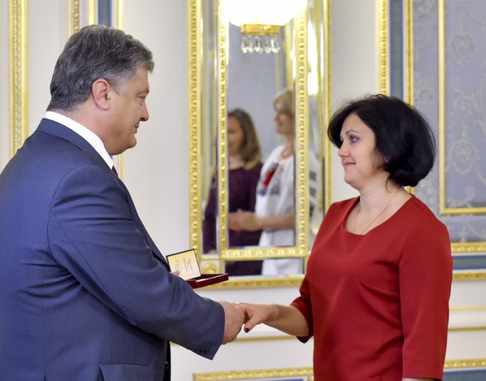 Президент України присвоїв звання Заслуженого вчителя України берегівчанці Віолетті Македон – 03