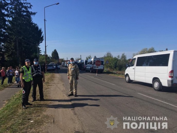 Величезні черги на КПП: довелось втрутитись поліції – 02