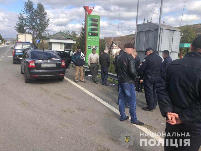 На Закарпатті поліцейські вилучили наркотики в іноземців  – 02