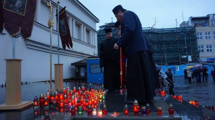 Жителі обласного центру запалили свічки у пам’ять жертв Голодоморів – 03 Жителі обласного центру запалили свічки у пам’ять жертв Голодоморів – 03