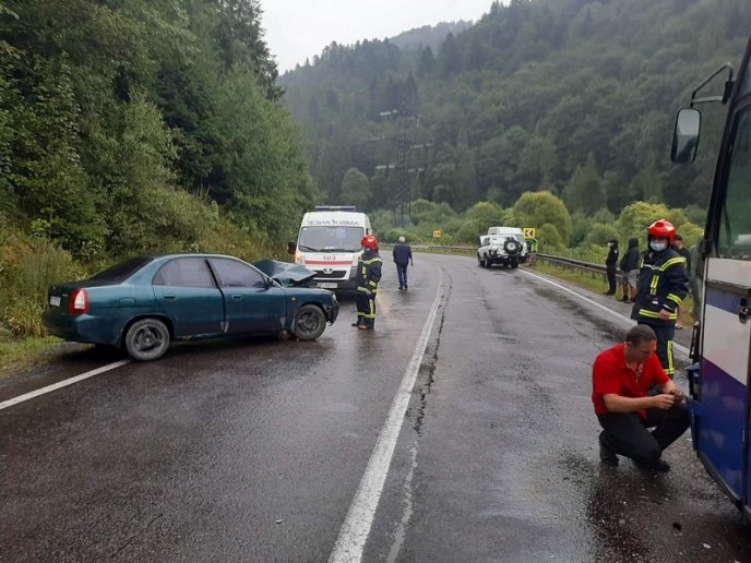 Зіткнулись три машини та автобус "Тячів-Київ". Є постраждалі – 02