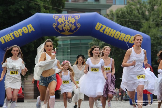 Весільна сукня та кросівки: в Ужгороді відбувся забіг у стилі "наречена-втікачка" – 04