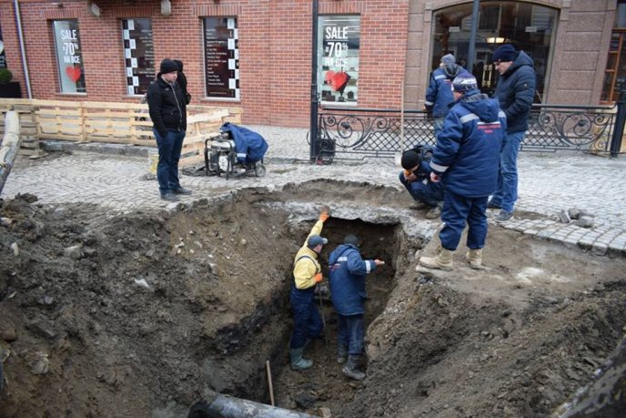 На площі Шандора Петефі в Ужгороді завершується перший етап реконструкції – 08