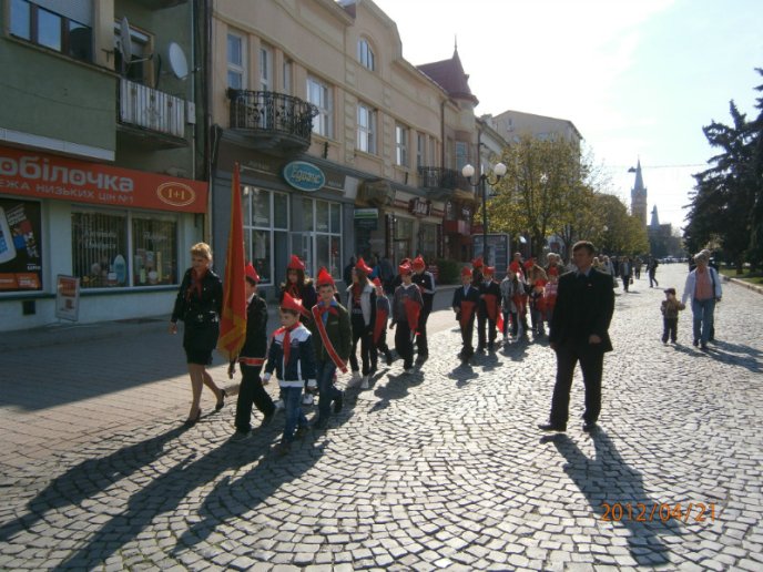Мукачівських школярів прийняли в піонери (ФОТОРЕПОРТАЖ) – 05