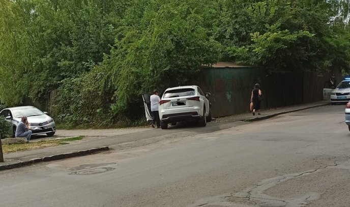 В Ужгороді сталась ДТП за участі автомобіля Lexus – 02