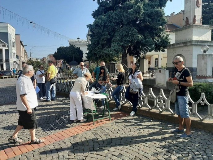 Обурені мукачівці прийшли під стіни міської ратуші – 01