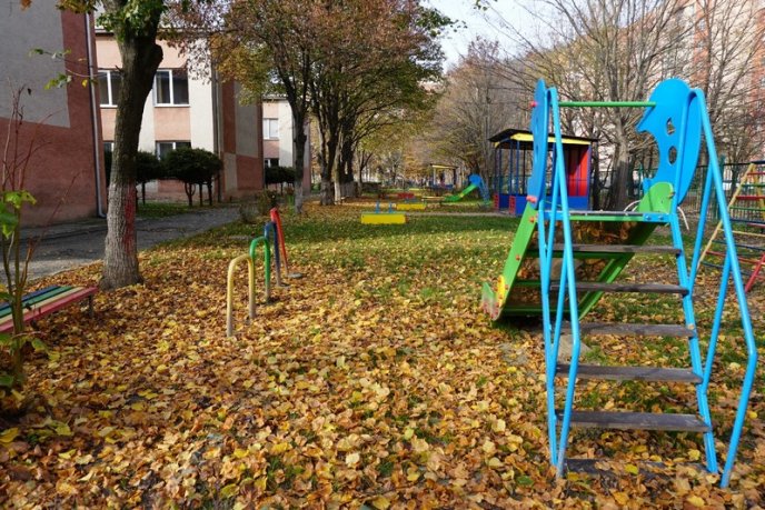 В одному з дитсадків Мукачева провели благоустрій території – 06 В одному з дитсадків Мукачева провели благоустрій території – 06