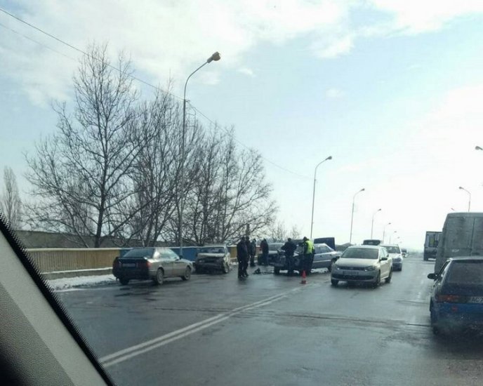 Аварія у Мукачеві: на мосту зіткнулося кілька машин – 02