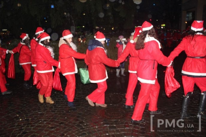 У Мукачеві засяяла головна новорічна ялинка міста – 03