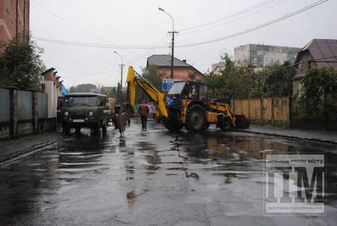 Аварійні роботи на Червоноармійській заблокували рух транспорту майже на півміста (ФОТОРЕПОРТАЖ) – 03