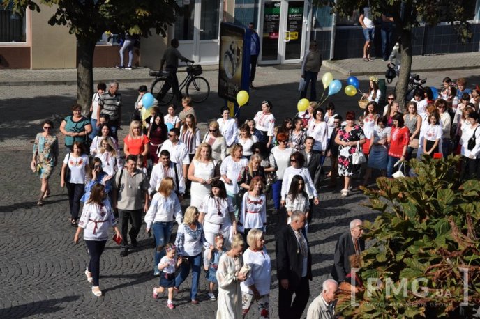 У Мукачеві стартував парад вишиванок – 08