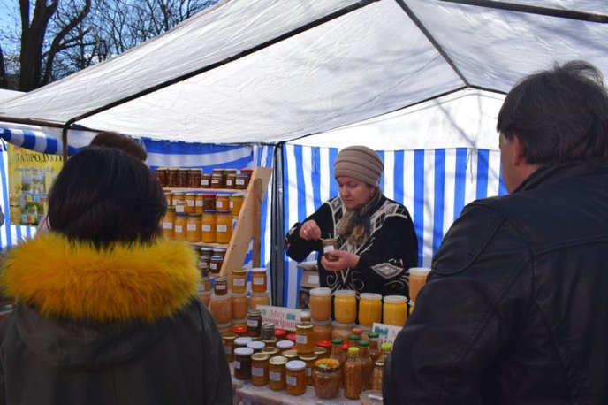 Багато м’яса, бограч, сири та мед: Берегово поринуло у винний фестиваль – 01