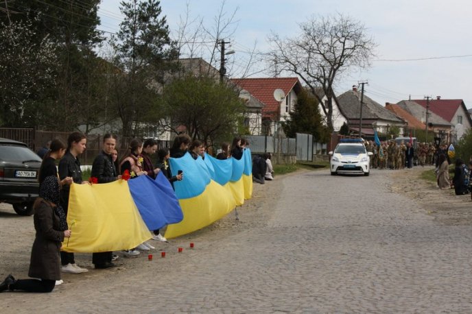 Мріяв повернутися додому з перемогою: на Закарпатті поховали ще одного Героя – 03