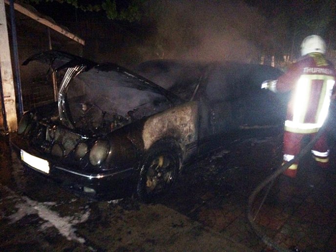 В одному із сіл на Ужгородщині вночі згоріли три автомобілі та трактор – 02