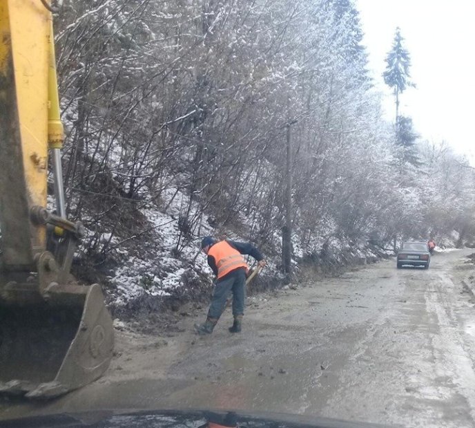 У Рахівському районі на дорогу зійшов селевий потік – 03