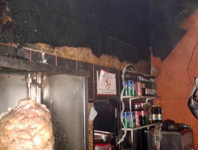 Пожежа на ринку у Берегові: вогонь знищив кілька кіосків – 02