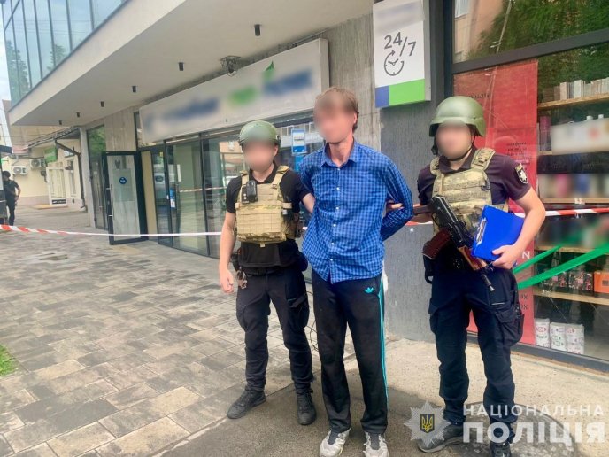 Переполох в одному з банків Ужгорода: чоловік заявив, що в нього в сумці вибухівка – 04