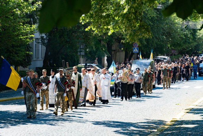 В Ужгороді сьогодні поховали двох молодих Героїв – 08