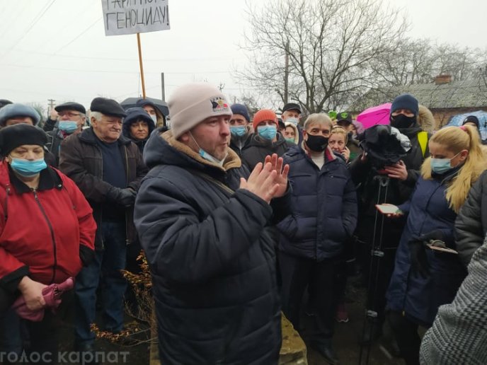 Закарпатцям увірвався терпець: що влаштували люди біля однієї з філій "Закарпатгазу" – 03 Закарпатцям увірвався терпець: що влаштували люди біля однієї з філій "Закарпатгазу" – 03