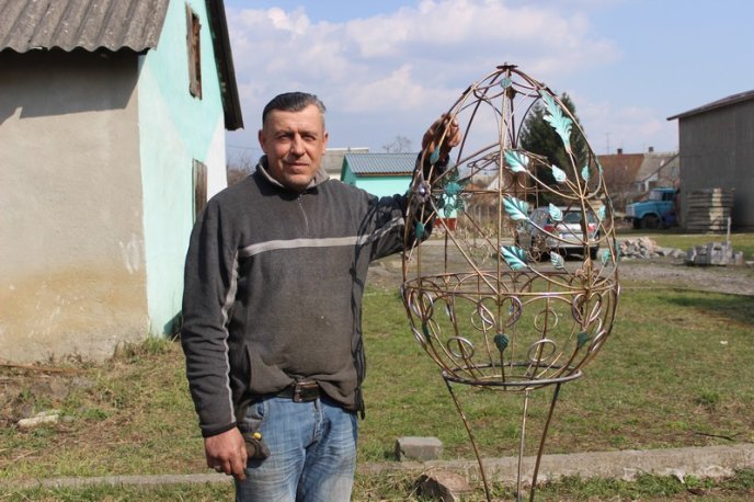 Мукачівець Василь Щока підготував до Великодня унікальну ковану писанку – 07