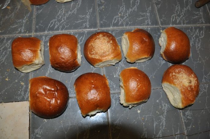 Голівуд по-закарпатськи: ув’язненому у булочках намагались передати наркотики та сімкарту (ФОТО) – 01