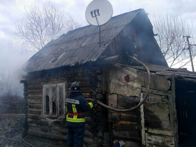 Жінка пішла до сусідів. У цей час загорівся її будинок – 01