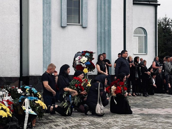 Мукачево попрощалося із загиблим на війні Михайлом Бізілею – 01