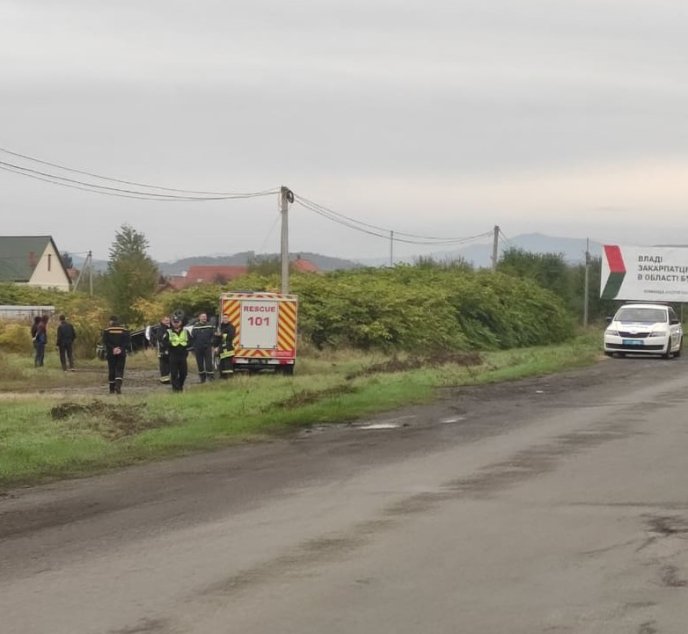 Аварія поблизу Мукачева: авто перекинулось на дах – 02