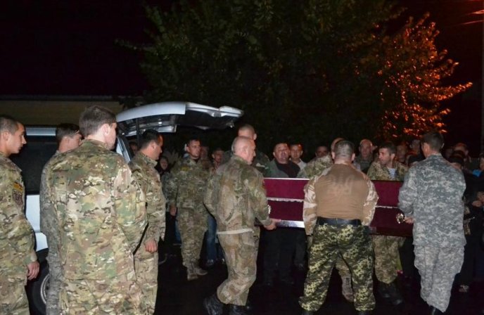 У Буштині лампадками та живою колоною зустріли загиблого бійця Павла Дурунду – 04