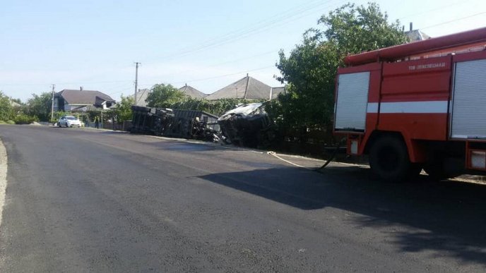 Перекинулася вантажівка: опубліковані фото з місця ДТП – 04