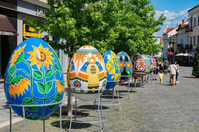 У центральній частині Ужгорода встановили великі писанки – 01