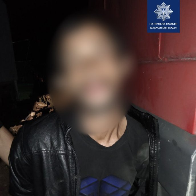 В Ужгороді чоловік ховався від поліції в кущах – 02