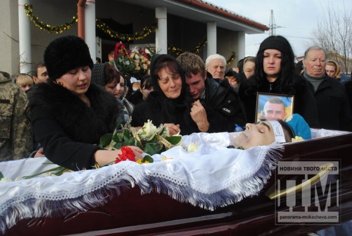 На Мукачівщині прощались з добровольцем "Айдару" Олегом "Скіфом" Сидором (ФОТОРЕПОРТАЖ) – 14