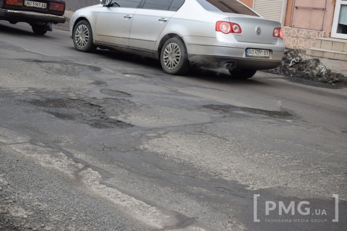 Яма на ямі: дороги Мукачева вкриті вибоїнами – 02