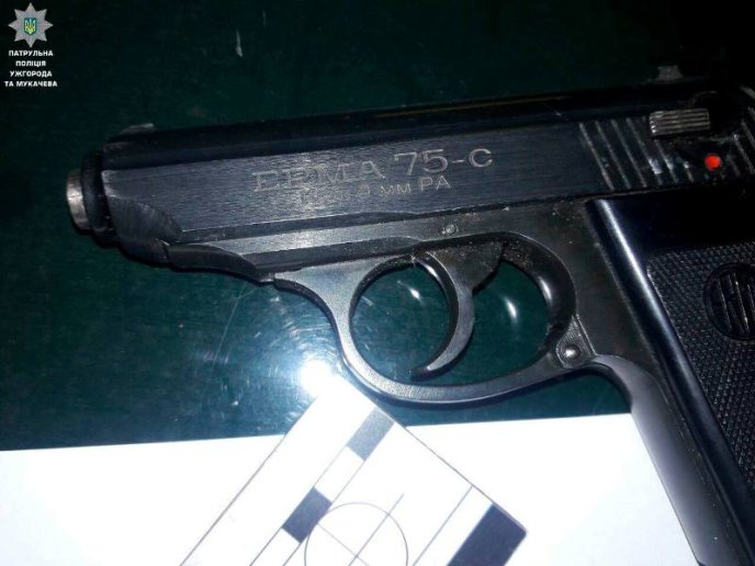 У Мукачеві затримали 19- та 20-річного юнаків із пістолетом та наркотиками – 01