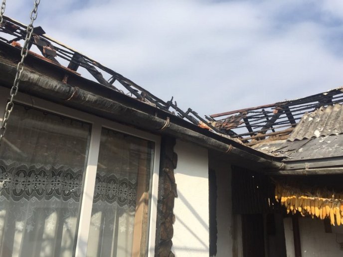 Рятувальники кілька годин гасили пожежу, яка спалахнула вночі – 04 Рятувальники кілька годин гасили пожежу, яка спалахнула вночі – 04