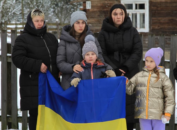 Продовжують воювати брат і батько: одна з громад Закарпаття попрощалася із Героєм – 06