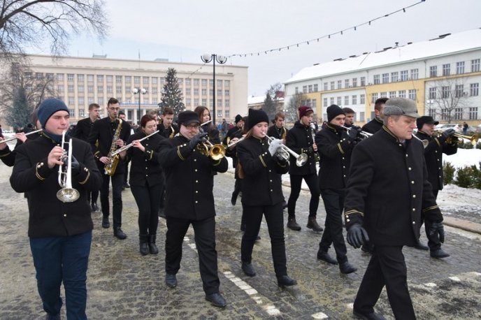 Ужгородом пройшла колона патріотів із 100-метровим жовто-блакитним прапором – 04