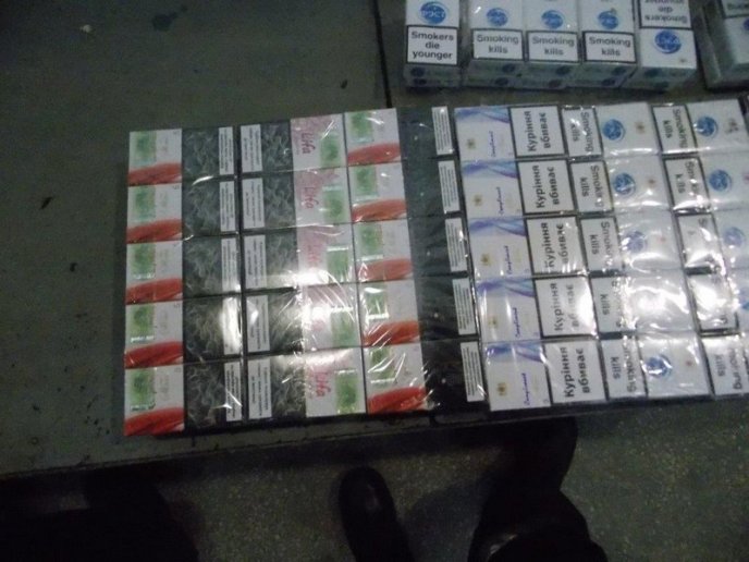 Чопські прикордонники зуміли виявити чергові контрабандні цигарки та папір для постерів – 05