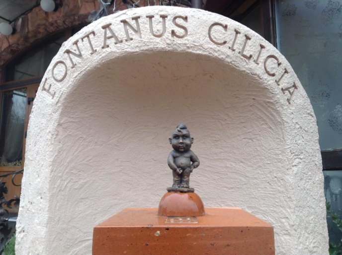 В обласному центрі з’явилась міні-скульптурка "пісяючого хлопчика" – 01