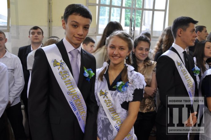 У мукачівській ЗОШ №20 відбулось свято "Останнього дзвоника" (ФОТО) – 18