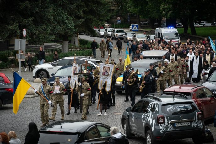 Отримав важке поранення: в Ужгороді поховали молодого Героя – 08